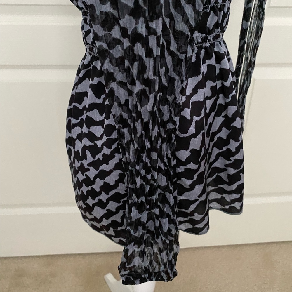 Karen Kane Gray and Black Geometric Print Top - Size Medium - Picture 7 of 14